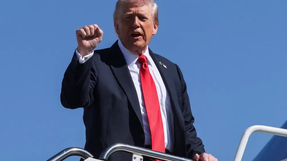 U.S. President Donald Trump gestures as he boards Air Force One for travel to Norfolk, Virginia, at Joint Base Andrews, Maryland, U.S., October 5, 2025. REUTERS/Jonathan Ernst