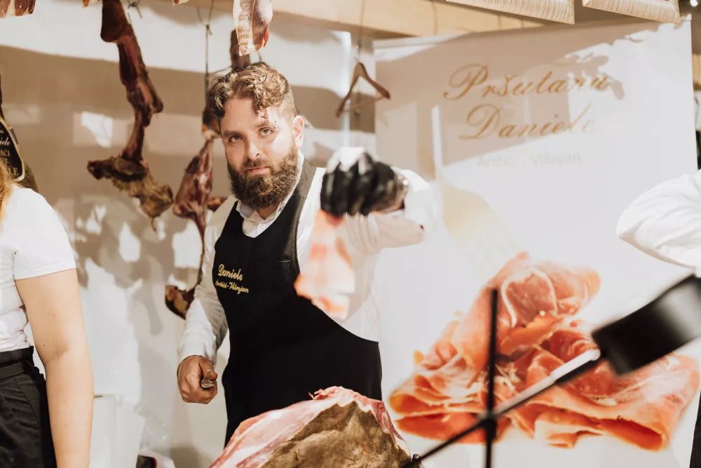 V Tinjanu v bližini Pazina, ki se nahaja v samem osrčju Istre, bo od petka, 18. oktobra 2024, do nedelje, 20. oktobra 2024, potekal Mednarodni sejem pr&scaron;uta (ISAP).