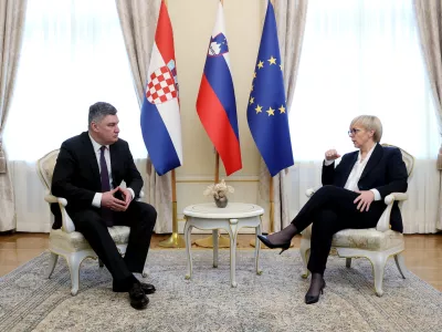 Ljubljana, predsedniska palaca.Uradni obisk hrvaskega predsednika Zorana Milanovica v Sloveniji.Pogovor na stiri oci med predsednico republike Nataso Pirc Musar in hrvaskim predsednikom Milanovicem.