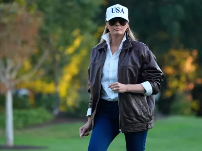 First lady Melania Trump walks toward the residence after arriving on the South Lawn of the White House on Marine One with President Donald Trump Sunday, Oct. 5, 2025, in Washington. (AP Photo/Manuel Balce Ceneta) / Foto: Manuel Balce Ceneta