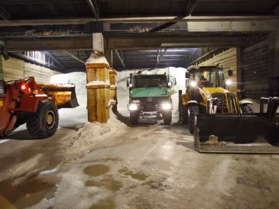 skladi&scaron;če soli za posipanje cest - vozni park KPL- zimska služba KPL - Komunalno podjetjje Ljubljana - pluženje - sneg - zima 2013//FOTO: Tomaž Skale