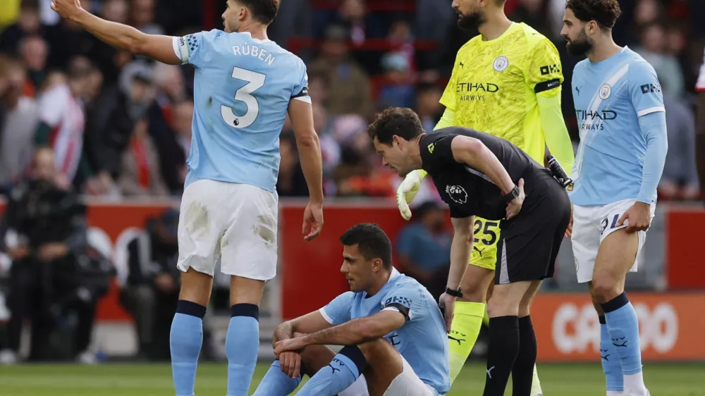 Soccer Football - Premier League - Brentford v Manchester City - GTech Community Stadium, London, Britain - October 5, 2025 Manchester City's Rodri reacts after sustaining an injury as Manchester City's Gianluigi Donnarumma, Manchester City's Ruben Dias, Manchester City's Josko Gvardiol and referee Darren England look on Action Images via Reuters/Andrew Couldridge EDITORIAL USE ONLY. NO USE WITH UNAUTHORIZED AUDIO, VIDEO, DATA, FIXTURE LISTS, CLUB/LEAGUE LOGOS OR 'LIVE' SERVICES. ONLINE IN-MATCH USE LIMITED TO 120 IMAGES, NO VIDEO EMULATION. NO USE IN BETTING, GAMES OR SINGLE CLUB/LEAGUE/PLAYER PUBLICATIONS. PLEASE CONTACT YOUR ACCOUNT REPRESENTATIVE FOR FURTHER DETAILS..