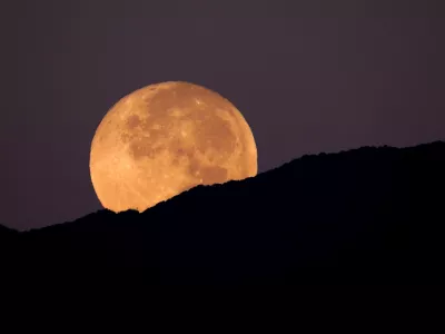 Vzhod superlune nad hribom. Slika je simbolična. / Foto: Istock