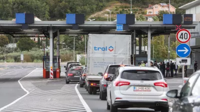 - kolona na meji- mejni prehod Dragonja - slovensko-hrva&scaron;ka meja- policija izvaja selektivni nadzor za vse, ki vstapojo iz Hrva&scaron;ke. - 2110.2023 &ndash; ponovni začasni nadzor na mejnih prehodih - uvedba deset dnevnega nadzora na mejah s Hrva&scaron;ko in Madžarsko - 12 kontrolnih točk na hrva&scaron;ki in dve na madžarski meji - //FOTO: Bojan Velikonja