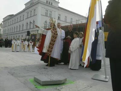 ljubljanski nad&scaron;kof metropolit msgr. dr. Anton Stres- Osnovna &scaron;ola Alojzija &Scaron;u&scaron;tarja - blagoslovitev temeljnega kamna za novo zasebno katoli&scaron;ko osnovno &scaron;olo Alojzija &Scaron;u&scaron;tarja in prostore nove kuhinje ob prazniku zavetnika Zavoda sv. Stanislava; //FOTO: Bojan Velikonja