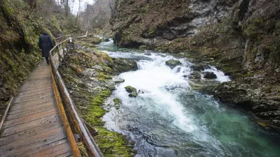 Gorje, soteska Vintgar.Blejski vintgar je 1,6 km dolga soteska na Gorenjskem, skozi katero tece reka Radovna.