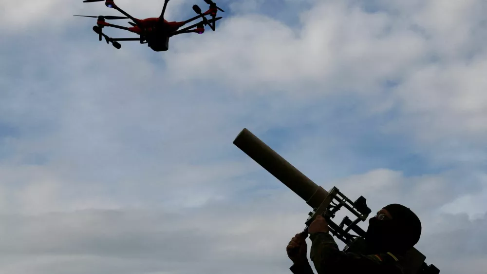 A soldier of the German armed forces demonstrates a HP 47 drone jammer during the defence exercise "Red Storm Bravo" in which civilian and military coordination is trained and led by German army Bundeswehr in Hamburg, Germany, September 26, 2025. REUTERS/Lisi Niesner   TPX IMAGES OF THE DAY