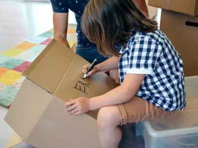 Deček, ki na &scaron;katlo zapisuje svoje ime. / Foto: Istock