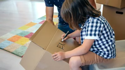 Deček, ki na &scaron;katlo zapisuje svoje ime. / Foto: Istock