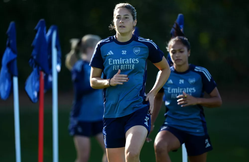 Arsenal's Kyra Cooney-Cross, front, during a training session in London, England, Monday, Oct. 6, 2025 ahead of the Women's Champions League soccer match against OL Lyonnes. (Ben Whitley/PA via AP)