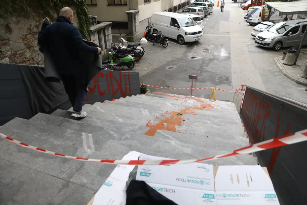 Neznanci z barvo nad fakulteto za strojni&scaron;tvo