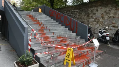 Neznanci z barvo nad fakulteto za strojni&scaron;tvo