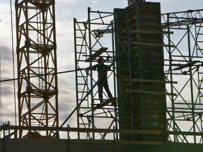 - simbolična fotografija - gradbeni&scaron;tvo - gradbena dela, gradbeni oder - delavci - delo na črno (&scaron;u&scaron;marji) - - - 07.05.2015- Ljubljana - gradbi&scaron;če ob Gerbičevi in Koprski ulici za novi Nacionalni gimnastični center Cerar-Pegan-Petkov&scaron;ek, gradnja sodobnega gimnastičnega centra za razvoj vseh &scaron;portnih panog pod okriljem Gimnastične zveze Slovenije,//FOTO: Tomaž Skale