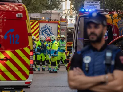 07 October 2025, Spain, Madrid: Health workers and emergency are deployed after the collapse of an under construction building in the Opera area. At least three workers were injured in the collapse of a building undergoing renovation in central Madrid, state broadcaster RTVE and other outlets reported on Tuesday, citing emergency services. Photo: Alejandro Mart&iacute;nez V&eacute;lez/EUROPA PRESS/dpa