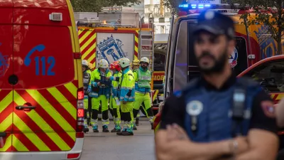 07 October 2025, Spain, Madrid: Health workers and emergency are deployed after the collapse of an under construction building in the Opera area. At least three workers were injured in the collapse of a building undergoing renovation in central Madrid, state broadcaster RTVE and other outlets reported on Tuesday, citing emergency services. Photo: Alejandro Martínez Vélez/EUROPA PRESS/dpa