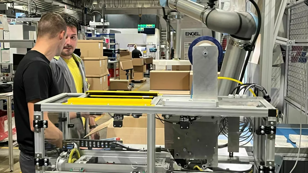 Z uvedbo kolaborativnega robota v proizvodnji, ki deluje v popolni sinergiji z zaposlenimi in izbolj&scaron;uje delovne pogoje z zmanj&scaron;anjem ponavljajočega se dela, so odpravili potrebo po ročnem prestavljanju več kot 3 tisoč kosov na izmeno. F Skaza