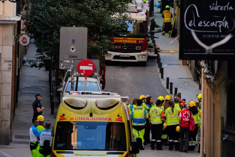 Emergency personnel work on the scene of a building collapse in Madrid, Spain, on Tuesday, Oct. 7, 2025. (AP Photo/Manu Fernandez)
