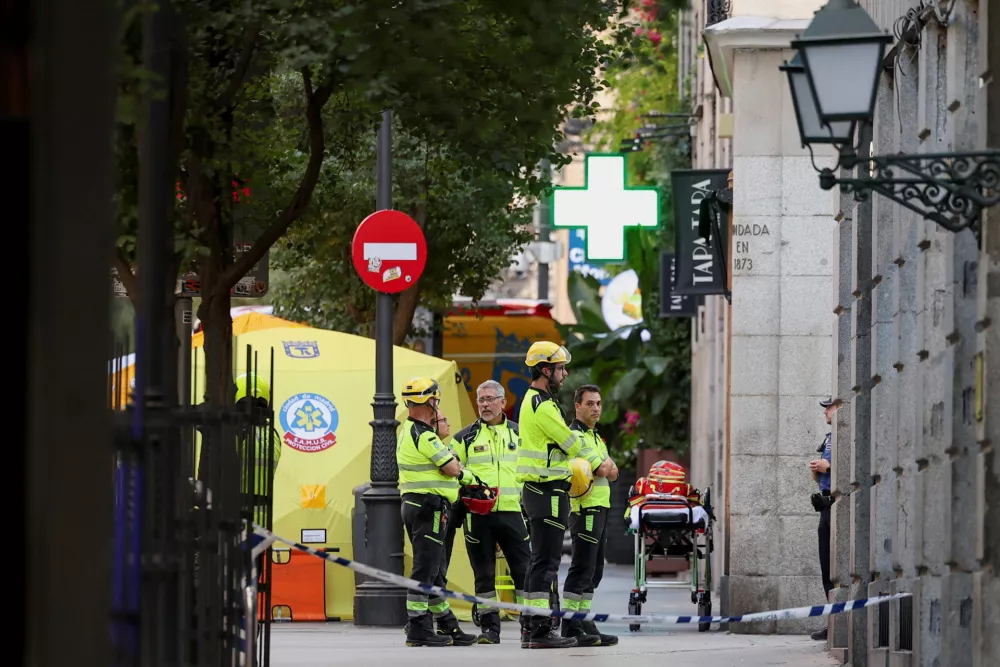 Emergency responders work at the site of a building collapse in central Madrid, Spain, October 7, 2025. REUTERS/Juan Medina