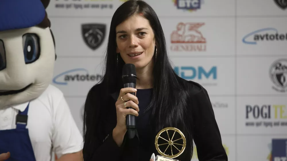 prejemnica priznanja Zlato Rogovo kolo 2021 Eugenia Bujak - 04.11.2021 - Zlato Rogovo kolo 2021 - prireditev s podelitvijo priznanj najbolj&scaron;emu slovenskemu kolesarju in kolesarki //FOTO: Luka Cjuha.