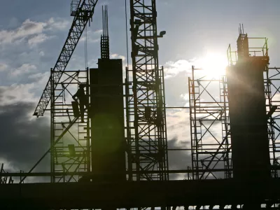 - simbolična fotografija - gradbeni&scaron;tvo - gradbena dela, gradbeni oder - delavci - - 07.05.2015 - Ljubljana - gradbi&scaron;če ob Gerbičevi in Koprski ulici za novi Nacionalni gimnastični center Cerar-Pegan-Petkov&scaron;ek, gradnja sodobnega gimnastičnega centra za razvoj vseh &scaron;portnih panog pod okriljem Gimnastične zveze Slovenije,//FOTO: Tomaž Skale