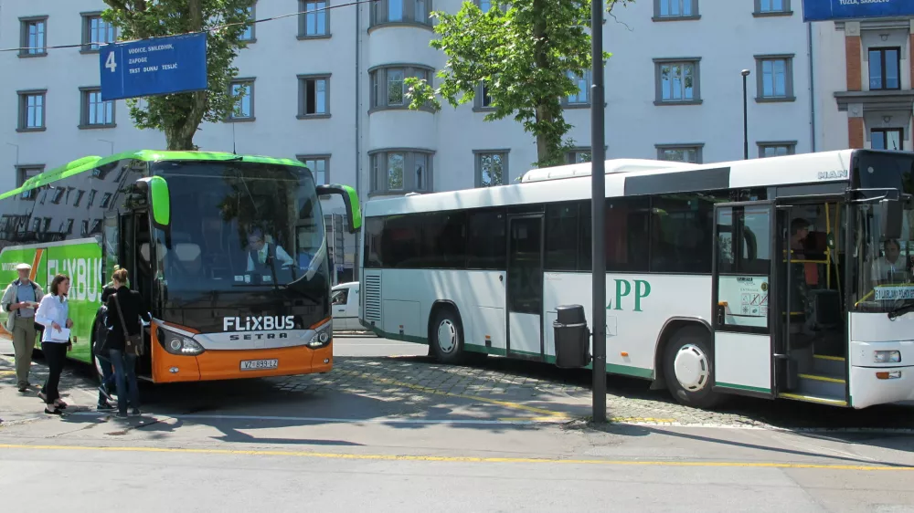avtobus družbe FlixBus, ki aktivno stopa na slovenski in hrva&scaron;ki trg avtobusnih prevozov