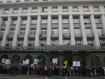 - protestni shod zaposlenih iz družb Cinkarne Celje, Heliosa Domžal in Steklarne Roga&scaron;ka ter članov organov Sindikata kemijske, nekovinske in gumarske industrije Slovenije pred Banka Slovenije, stavba //FOTO: Luka Cjuha