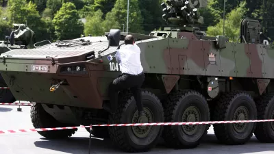 - Tovarna Gorenje INDOP &Scaron;o&scaron;tanj, del proizvodnje - oklepno kolesno vozilo 8 x 8 Patria za potrebe Slovenske vojske (SV)- leto in pol od začetka proizvodnje slovenskih osemkolesnikov poročali o rezultatihna področjih prenosa tehnologije, razvoja in proizvodnje oklepnih vozil  /FOTO: Bojan VelikonjaOPOMBA: ZA OBJAVO V ČASOPISU DNEVNIK