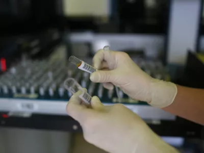 - simbolična fotografija - zdravstvo ﻿- sprejem biolo&scaron;kega materiala - epruvete - 24-urni laboratorij KIKKB - In&scaron;titut za klinično kemijo in biokemijo- 02.10.2014 - UKC - Univerzitetni klinični center v Ljubljani - dan odprtih vrat laboratorijev klinične kemije in laboratorijske medicine, laboratorij //FOTO: Jaka Gasar