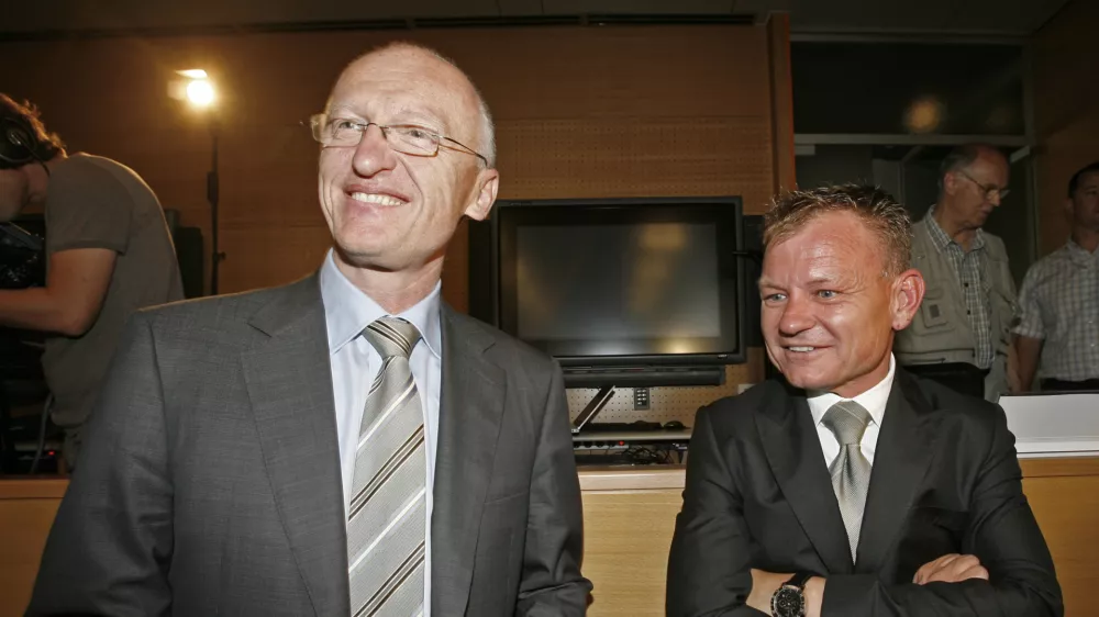 predsednik skup&scaron;čine odvetnik Stojan Zdol&scaron;ek in odvetnik Franci Matoz- 22. Skup&scaron;čina Telekom Slovenije 2012 - delničarji odločali v zvezi z morebitno zamenjavo večine članov nadzornega sveta ter o uresničevanju skup&scaron;činskega sklepa v zvezi s posebno revizijo nekaterih spornih poslov v preteklosti, vodstvo - uprava - Nadzorni svet (NS)//FOTO: Tomaž Skale