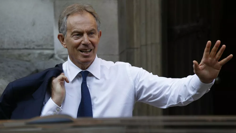 Former British Prime Minister Tony Blair arrives before giving evidence before the Leveson Inquiry into the ethics and practices of the media at the High Court in central London May 28, 2012. Tony Blair's decision to openly court Rupert Murdoch to win power and ensure favourable coverage during his decade-long tenure as British prime minister will come under scrutiny when he faces a media inquiry on Monday. REUTERS/Stefan Wermuth (BRITAIN - Tags: POLITICS CRIME LAW)