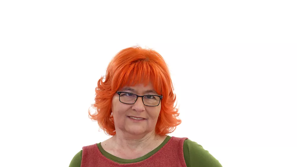 Mojca MarotZA ONLINE - Redakcija Dnevnik 2024 - portreti za komentarje in kolumne - kolumnisti - komentatorji &ndash; novinarji - portret //FOTO: Luka Cjuha