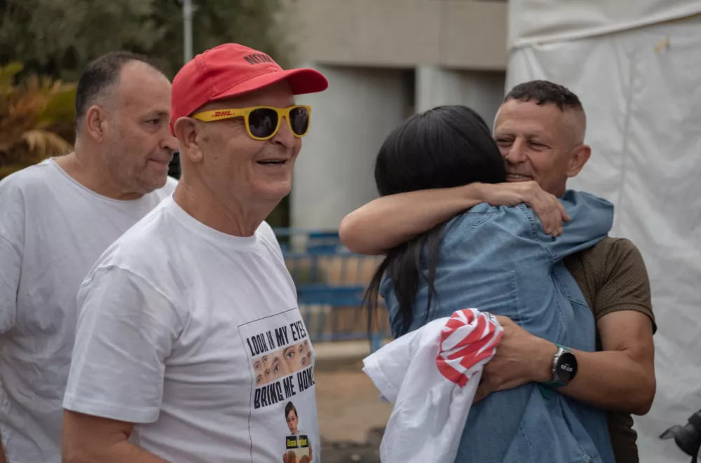 09 October 2025, Israel, Tel Aviv: Two Israelis embrace, as people gather at hostage square in Tel Aviv to celebrate the ceasefire deal. After 2 years of war, Israel and Hamas have agreed on the first phase of the peace plan suggested by US President Donald Trump, where all hostages held in Gaza are to be released, and Israeli forces will withdraw to an agreed upon line. Photo: Ilia Yefimovich/dpa