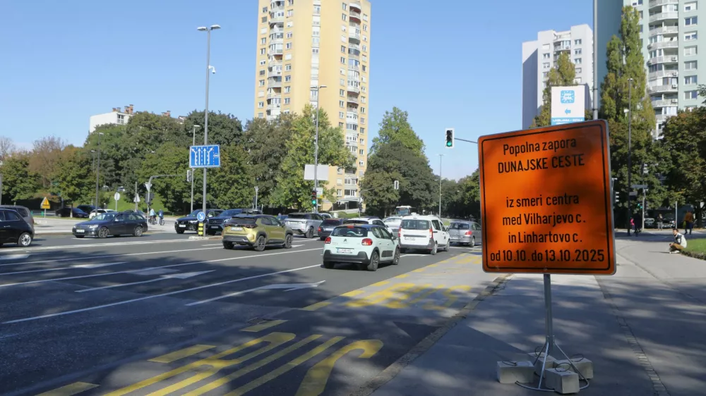 8.10.2025 - Dunajska cesta - zapora ceste NATO - inormativni prometni znak zapora cesteFoto: Luka Cjuha