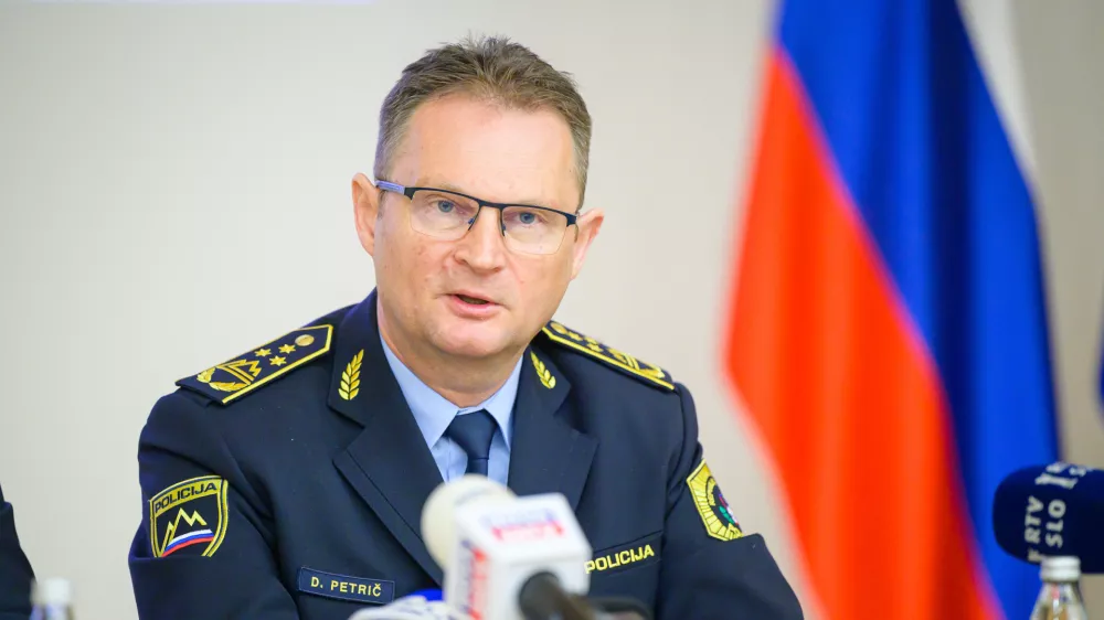 Ljubljana, Ministrstvo za notranje zadeveNovinarska konferenca, namenjena ozavescanju o varnosti v prometu ob zacetku kolesarske sezone.V. d. generalnega direktorja Policije Damjan Petric.