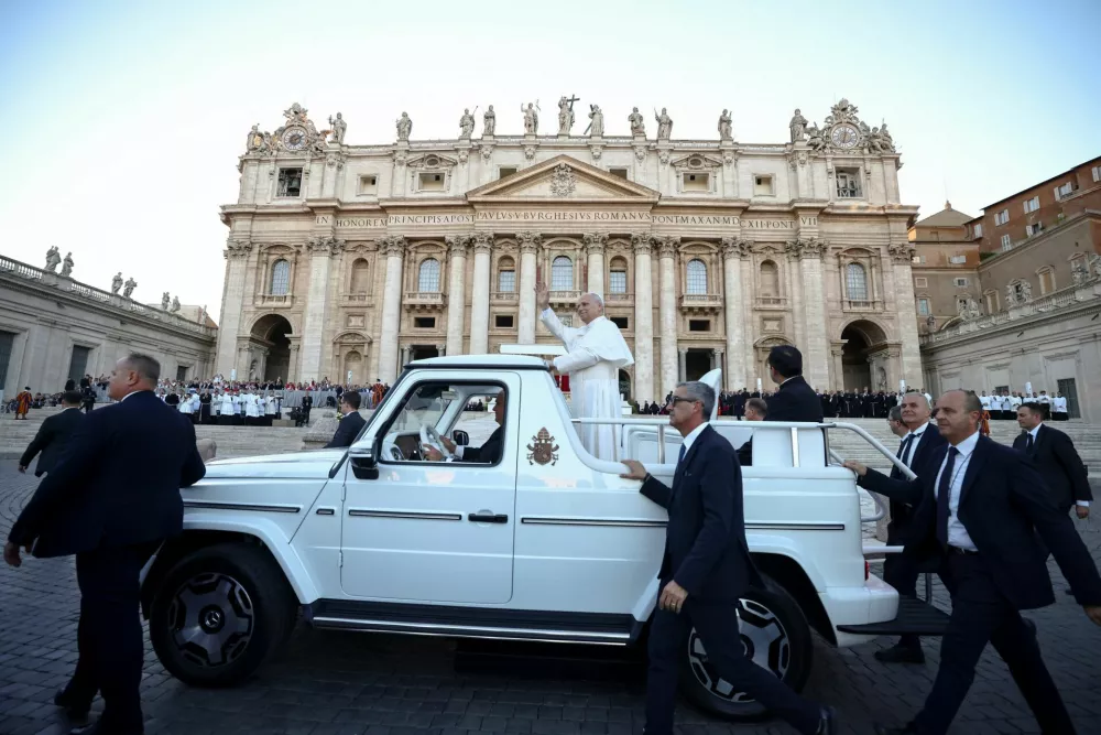 Pope Leo XIV waves from the Popemobile (Papamobile) ahead of a Holy Mass presided over by Metropolitan Archbishop of Zagreb Drazen Kutlesa, at the Vatican, October 7, 2025 REUTERS/Vincenzo Livieri