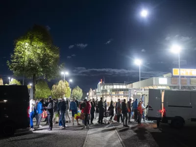 Zvečer se parkiri&scaron;če na Viču prelevi v pravo malo tržnico. Le kaj prodajajo?