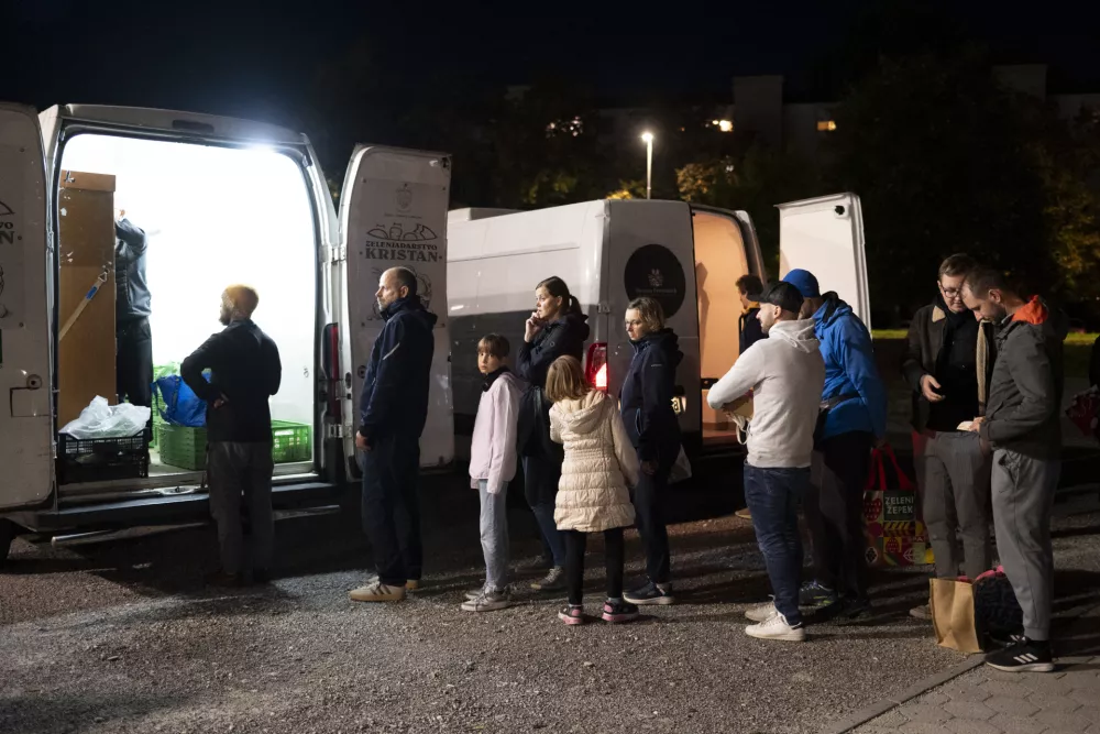 Zvečer se parkiri&scaron;če na Viču prelevi v pravo malo tržnico. Le kaj prodajajo?