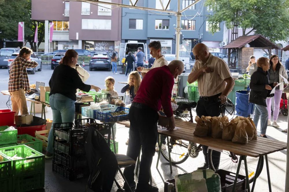 Zvečer se parkiri&scaron;če na Viču prelevi v pravo malo tržnico. Le kaj prodajajo?