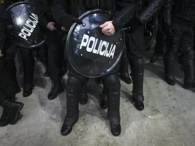 simbolična fotografija - policija - &scaron;čitnik--- nogomet - Olimpija: Maribor, Prva liga, zaostala tekma, 4. kroga:- nogometa&scaron;i ljubljanske Olimpije so izgubili proti Mariboru z 0:3 (0:1).         //FOTO: Luka Cjuha