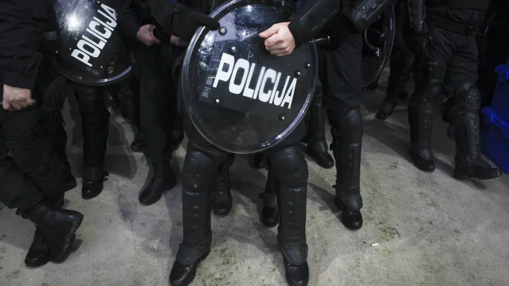 simbolična fotografija - policija - &scaron;čitnik--- nogomet - Olimpija: Maribor, Prva liga, zaostala tekma, 4. kroga:- nogometa&scaron;i ljubljanske Olimpije so izgubili proti Mariboru z 0:3 (0:1).         //FOTO: Luka Cjuha