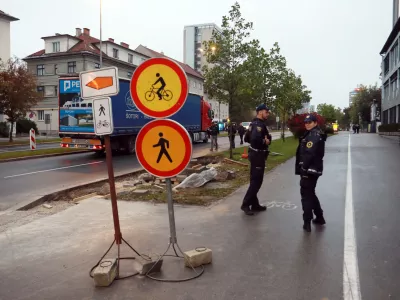 10.10.2025 -zapora Dunajske, obvoz, policija, kolesarji, avtobus, NATOFoto: Tomaž Skale