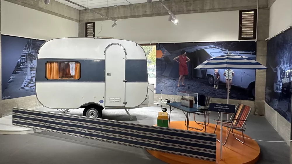 Osrednji prostor občasne razstave Modro na belem v Tehni&scaron;kem muzeju Slovenije. / Foto: Matjaž Terzič