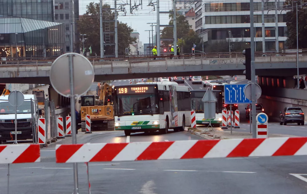 10.10.2025 -zapora Dunajske, obvoz, policija, kolesarji, avtobus, NATOFoto: Tomaž Skale