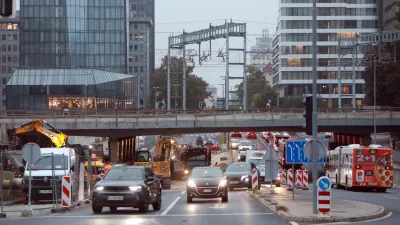 10.10.2025 -zapora Dunajske, obvoz, policija, kolesarji, avtobus, NATOFoto: Tomaž Skale