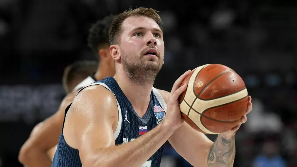Basketball - FIBA EuroBasket 2025 - Quarter Finals - Germany v Slovenia - Xiaomi Arena, Riga, Latvia - September 10, 2025 Slovenia's Luka Doncic in action REUTERS/Ints Kalnins