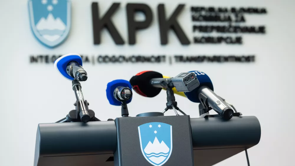 Ljubljana, prostori KPK.Izjava za medije namestnice predsednika Komisije za preprecevanje korupcije (KPK) Tine Divjak v zvezi z zahtevkom za revizijo javnega narocila za nakup helikopterjev.