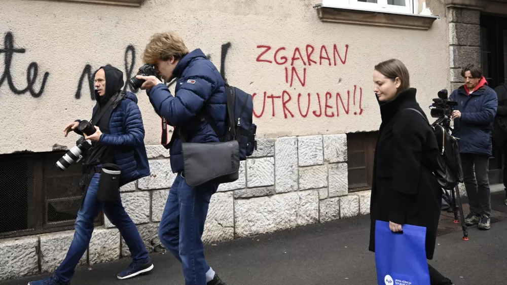 -simbolična fotografija - novinarji - grafit - napis ZGARAN IN UTRUJEN - 06.12.2022 - policisti Postaje prometne policije Ljubljana vr&scaron;ili postopke preizkusov alkoholiziranosti voznikov v prometu na Kotnikovi ulici pred poslopjem Agencije za varnost prometa - //FOTO: Nik Erik Neubauer