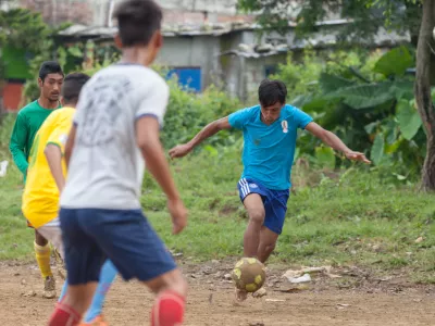Med igranjem nogometa. Fotografija je simbolična. / Foto: Istock