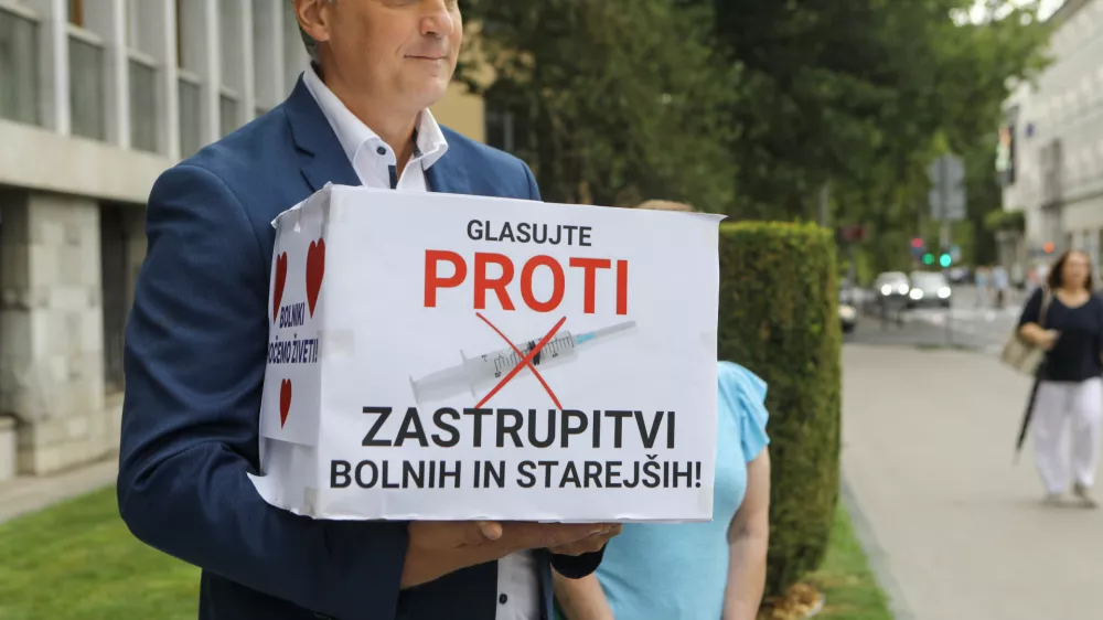 25.7.2025 Ale&scaron; Primc in Milena Miklavčič bosta v državni zbor vložila več kot 15.000 podpisov za začetek postopka za razpis referenduma o pomoči pri prostovoljnem končanju življenja. Referendum Foto: Luka Cjuha