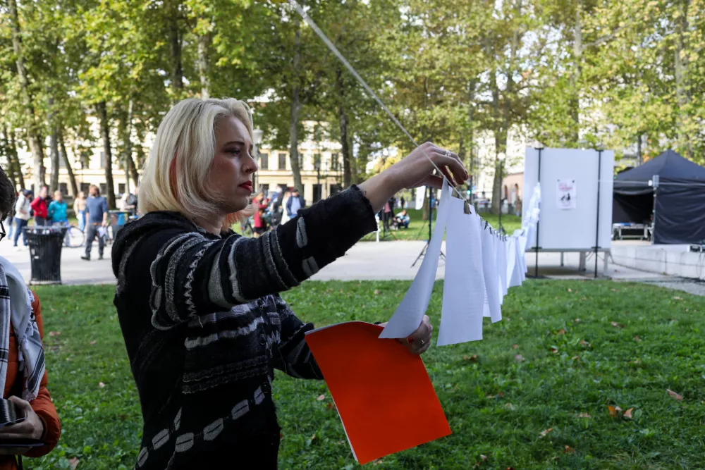 11.10.2025. Ur&scaron;ka Klakočar Zupančič. Festival miru. Branje imen ubitih palestinskih otrok. Foto: Bojan Velikonja 